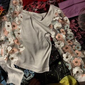 ODDY White Top with Floral Lace Sleeves
